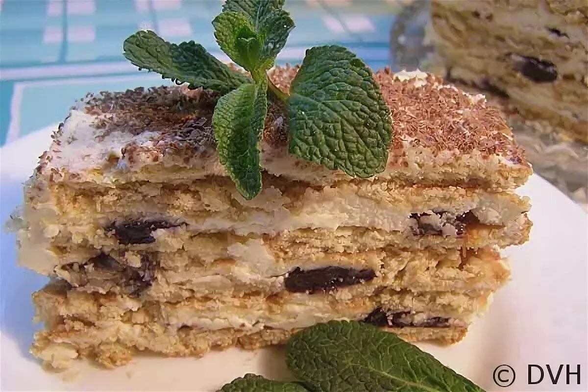 Торт из печенья без выпечки с творогом и сметаной рецепт с фото