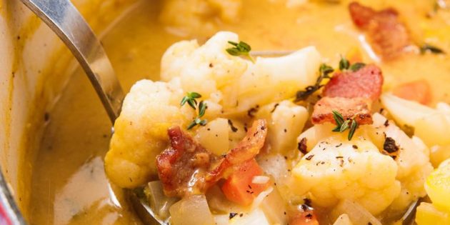 Рецепты ужина на скорую руку: Суп с беконом и цветной капустой