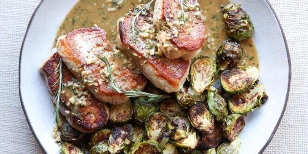 Рецепты ужина на скорую руку: Свиные отбивные с чесноком, розмарином и брюссельской капустой