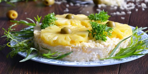 Рецепты: Салат с ананасом, сыром и чесноком