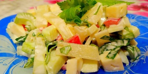 Как приготовить салат с ананасом, сельдереем, яблоком, сыром и болгарским перцем