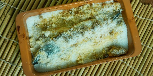 Скумбрия в духовке под солью: простой рецепт