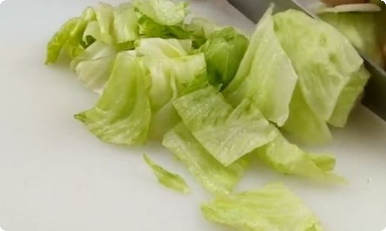 Измельчаем салатный лист