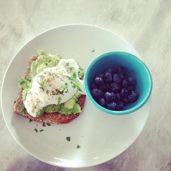 полезный завтрак фото тостов с авокадо с яйцом