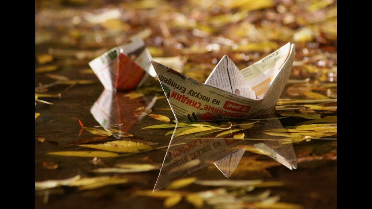 Кораблик из бумаги я по ручью пустил. Бумажный кораблик. Бумажный кораблик в луже. Осенние кораблики. Бумажный кораблик плывет.