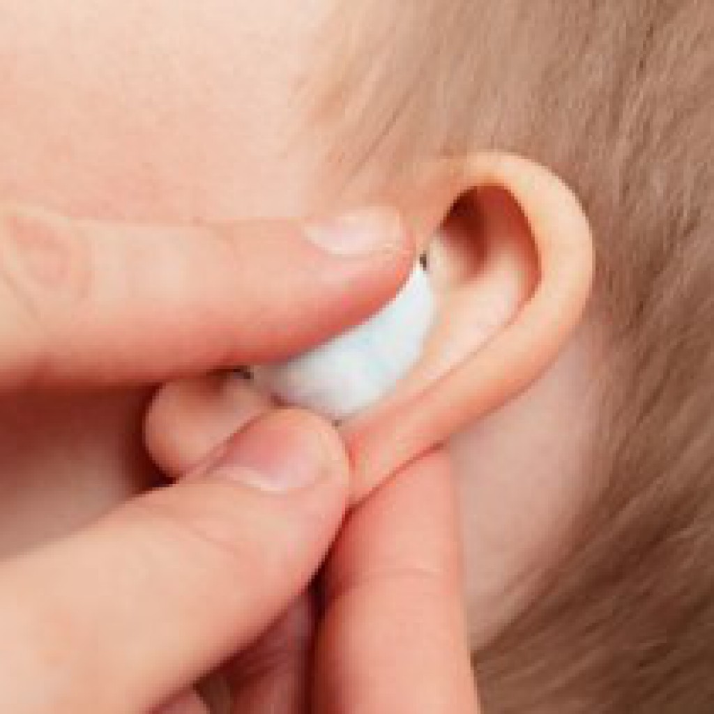 Заложенность уха после капель. Введение турунды в слуховой проход.