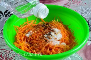 Морковь по-корейски с приправой: Добавить уксус