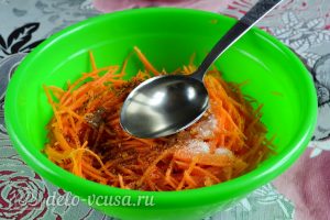 Морковь по-корейски с приправой: Добавить масло