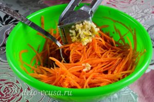 Морковь по-корейски с приправой: Добавить чеснок