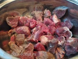 Классический гуляш из свинины с подливкой: Обжарить мясо