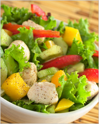 Салат с овощами и курицей