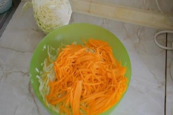 нашинковать капусту и морковь
