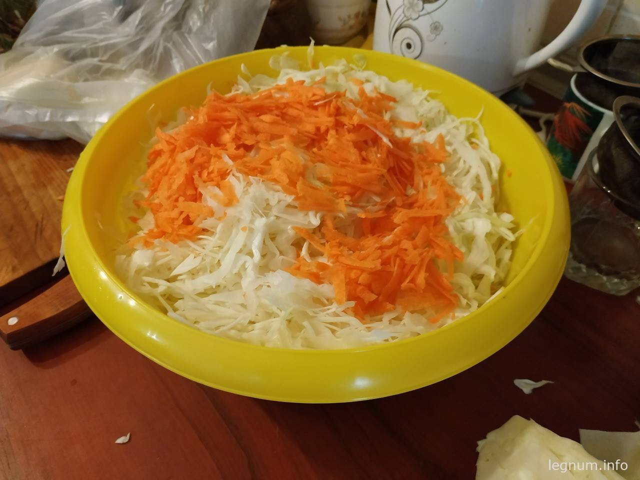 Квашеная капуста с морковью калории. Квашеная капуста без моркови. Капуста квашеная без морковки. Калорийность квашеной капусты с морковью с маслом. Квашеная капуста 100 грамм фото.