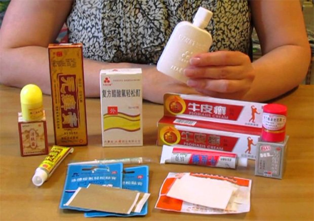 На столе лежит большое разнообразие китайских лечебных мазей