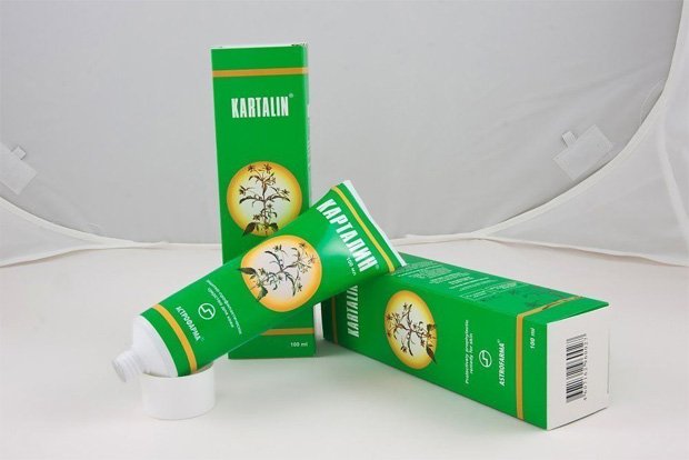 Тюбик и упаковки лекарственной мази Карталин
