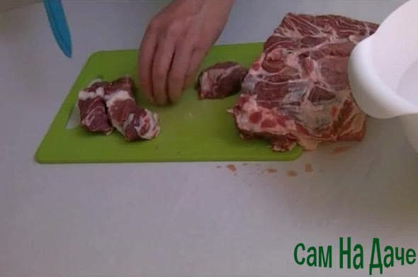 порежьте мясо