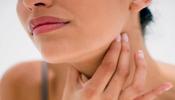Ком в горле и боль чаще всего ощущаются при обострениях остеохондроза, а также преимущественно в ночное время суток