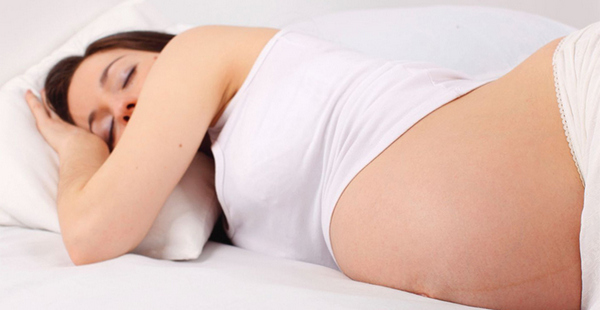 Беременной женщине лучше спать на правом боку