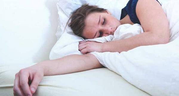 Человек может занимать неудобное положение тела во время сна, из-за чего его руки могут онеметь