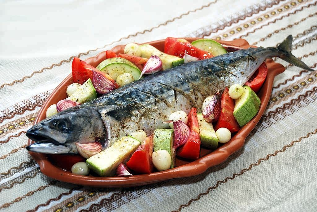 Скумбрия с овощами в духовке. Скумбрия запеченная в духовке с овощами. Скумбрия запеченная с овощами. Макрель с овощами. Скумбрия кусочками с овощами.