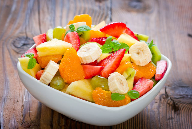 Вместо того, чтобы съесть по отдельности яблоко или банан, лучше всего дополнить их апельсином и приготовить фруктовый салат